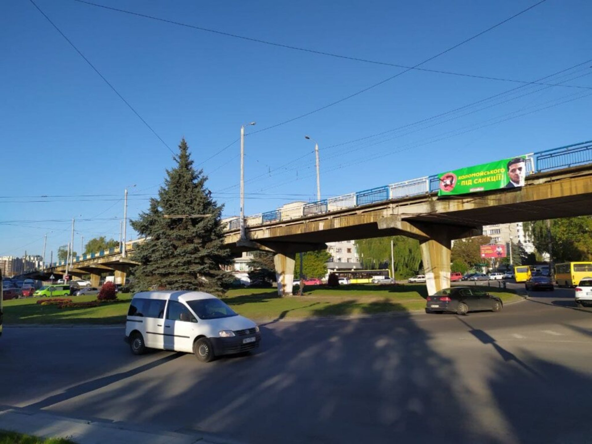 У Львові Зеленського тролять Коломойським
