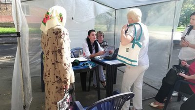 У Червонограді  мешканці підписують декларації з лікарями на вулиці