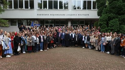 Садовий подарував ректору Львівської національної академії мистецтв Василю Косіву нагрудний прапор України (ФОТО)