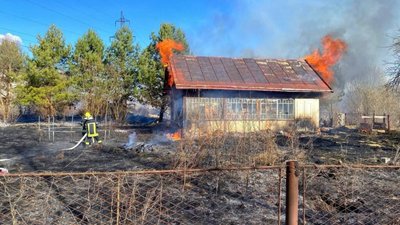 На Львівщині через спалювання сухої трави загорівся дерев’яний житловий будинок