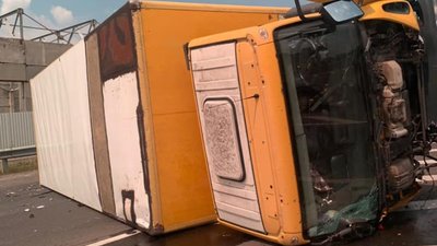 Поблизу Львова перекинулась фура