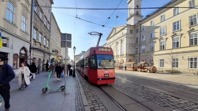 На вулиці Львова виїхали червоні трамваї