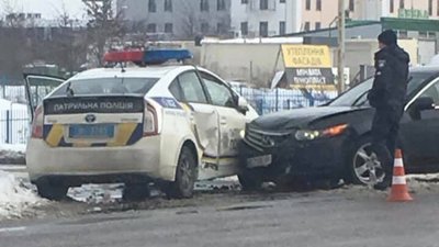 У Львові Хонда влетіла у автомобіль поліції (ФОТО, ВІДЕО)