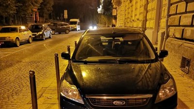 У центрі Львова водій встановив зйомні обмежувальні стовпчики, щоб паркуватися на тротуарі (ФОТО)
