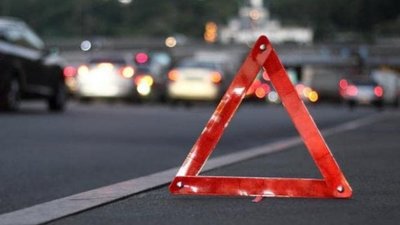 Поблизу Львова зіткнулися дві вантажівки та легковик