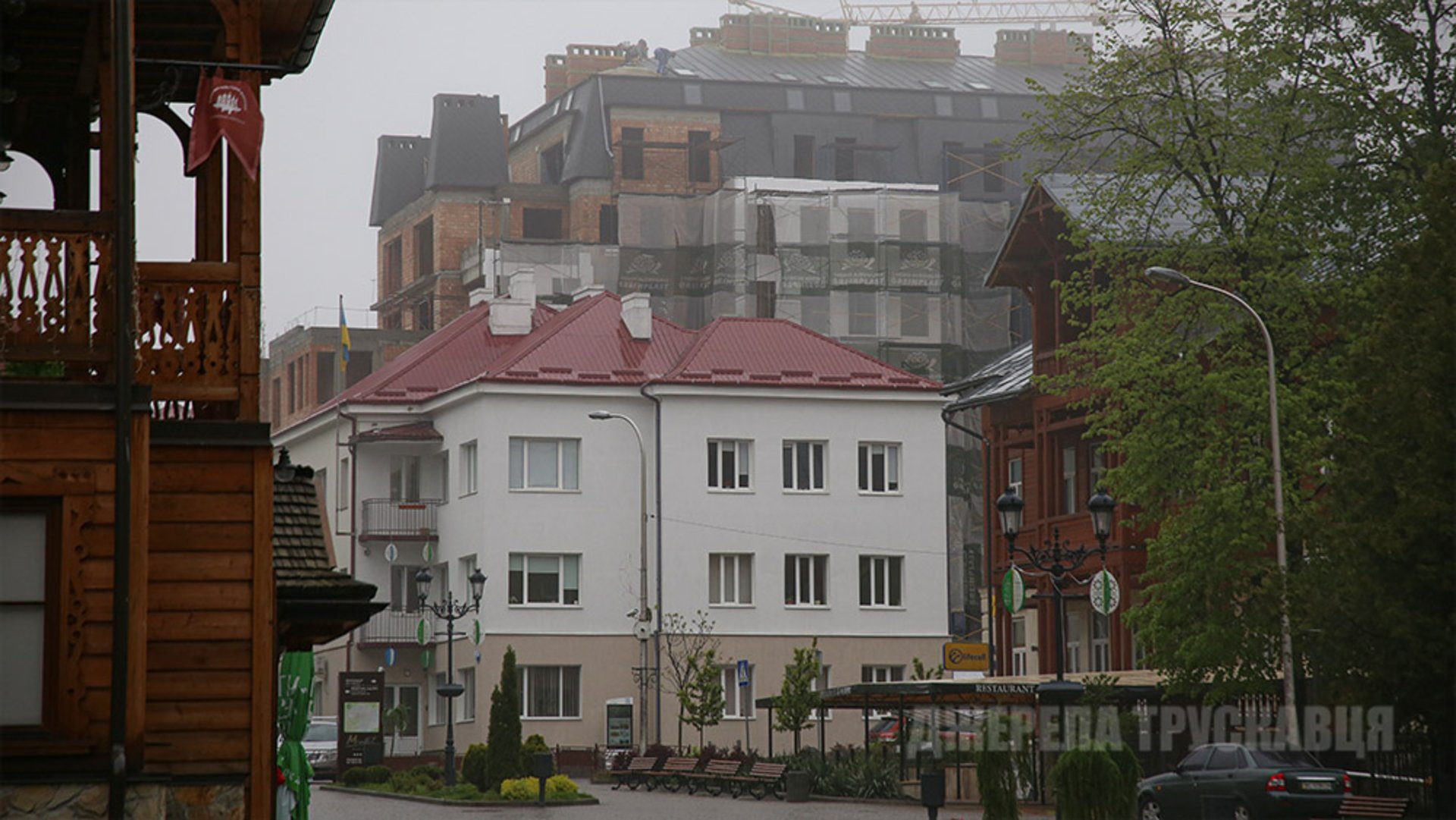 Впритул до цієї будівлі, з’єднаний стіною, виросте ще один багатоквартирний будинок на вул. Дрогобицькій.