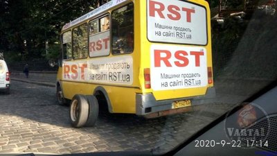 На Стрийській маршрутка загубила колесо (ФОТО)