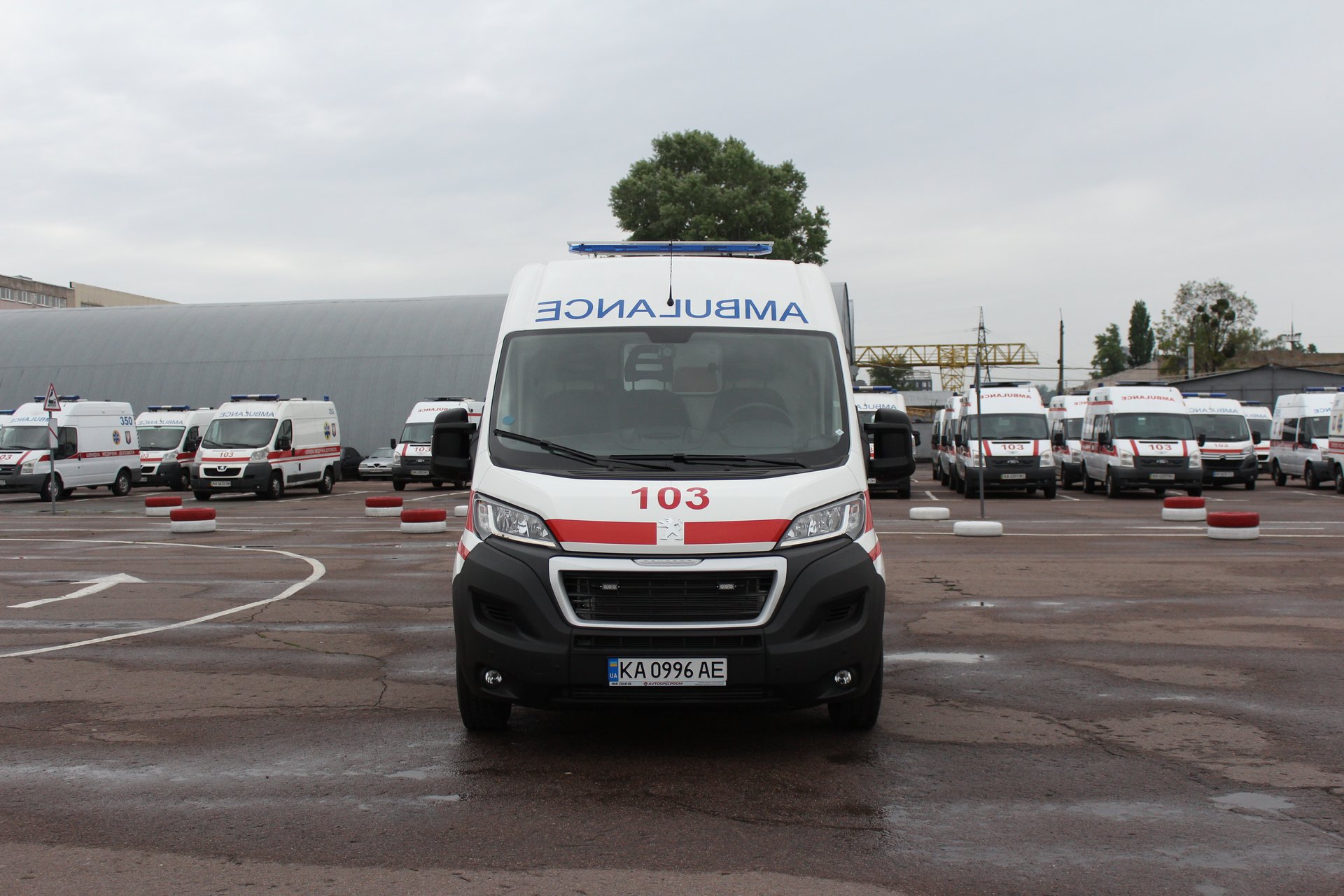Львівщина отримала 30 нових автомобілів швидкої допомоги для боротьби з Covid-19