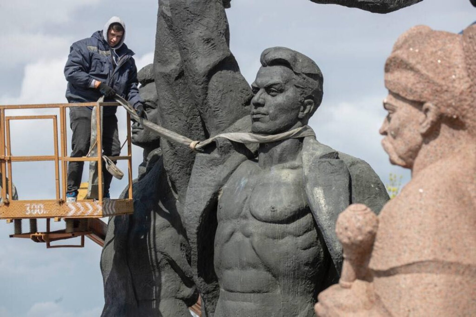 У центрі Києві почали зносити радянський монумент "дружби народів"