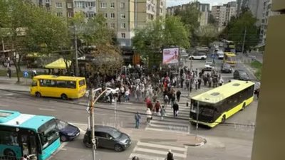 У Львові автомобілі викинуло на тротуар