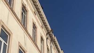 У Львові із даху будинку звисає бляха (ВІДЕО)