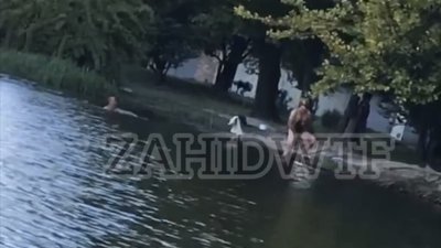 У Львові у парку купаються голі чоловіки (ВІДЕО)