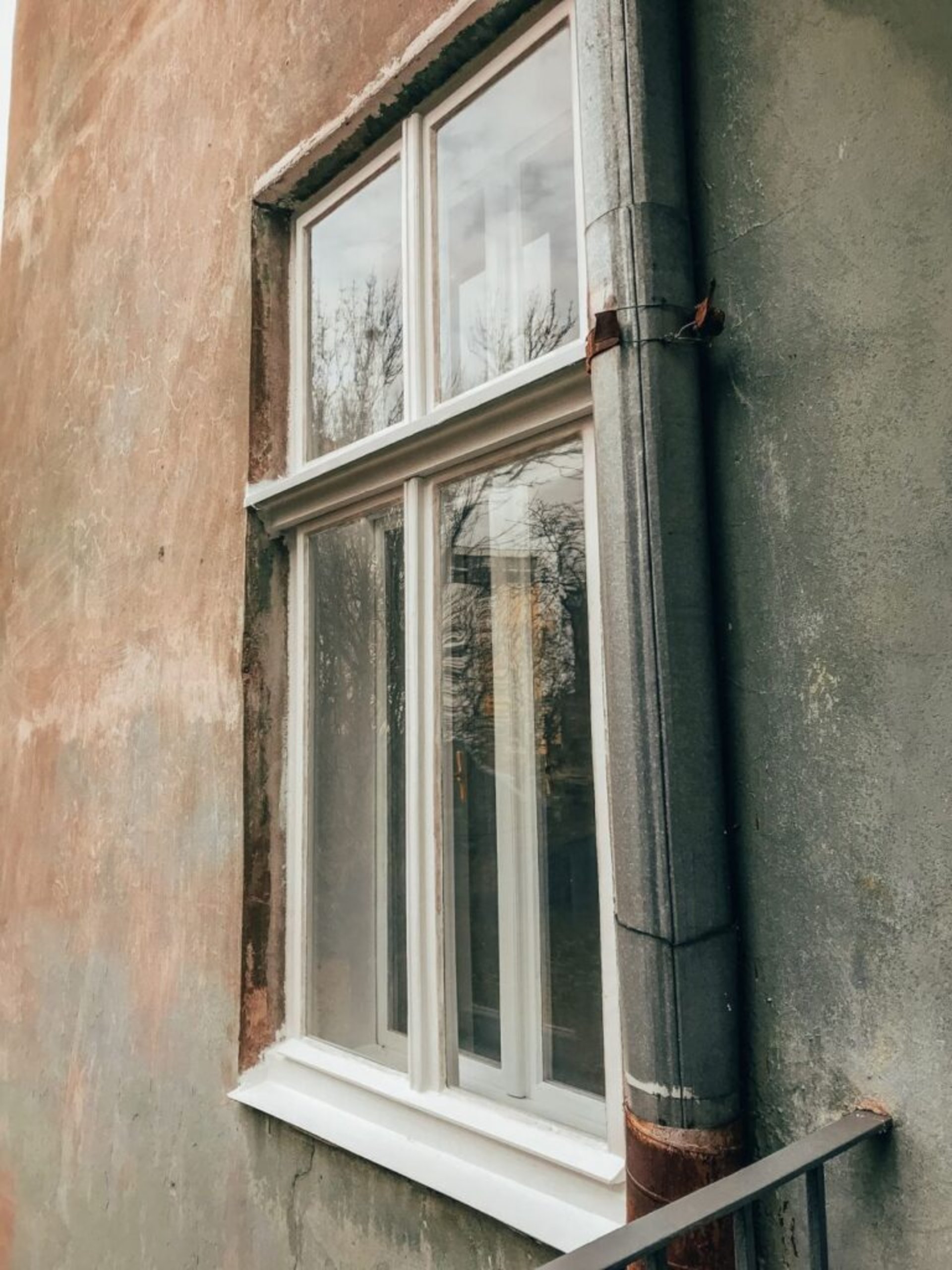 У Львові на вулиці Олени Степанівни відреставрували історичне вікно