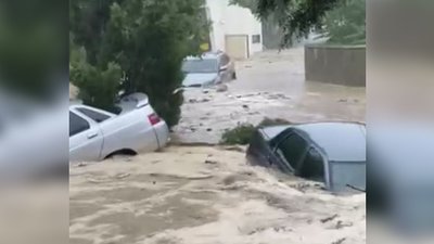 В Ялті величезні потоки води змивають все на своєму шляху (ВІДЕО)