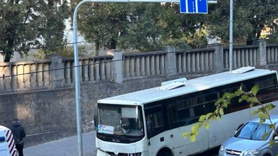 У Львові маршрутка не розминулась із автомобілем