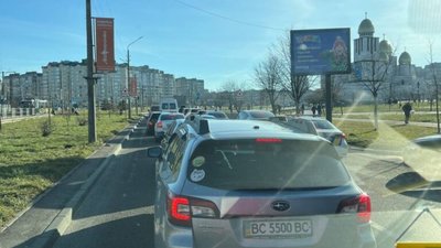У Львові на Сихові не розминулись автомобілі