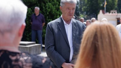 Порошенко відвідав могилу Степана Кубіва (ФОТО, ВІДЕО)
