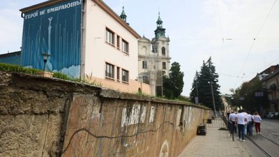 Стало відомо, чому у Львові не ремонтують підпірну стінку на Степана Бандери (ВІДЕО)