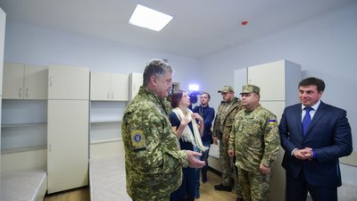 Правоохоронні органи мають допомогти у боротьбі з нечесними підрядниками при будівництві житла для військових, - Порошенко