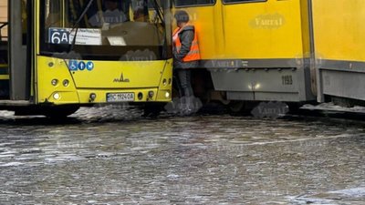 У Львові не розминулись трамвай і автобус