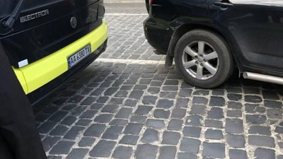 У Львові автомобіль не розминувся із автобусом (ФОТО)
