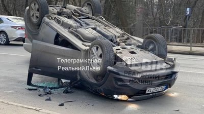 У Львові перекинувся автомобіль