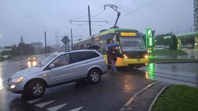 У Львові трамвай не розминувся із автомобілем (ФОТО)
