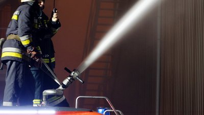 Біля Львова майже сотня рятувальників кілька годин приборкувала вогонь на заводі з виробництва соняшникової олії