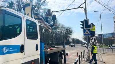 У Львові під час ДТП постраждав світлофор