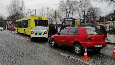 У Львові біля світлофору трапилась ДТП