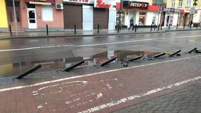 У Івано-Франківську водій зніс цілий ряд стовпчиків (ВІДЕО)