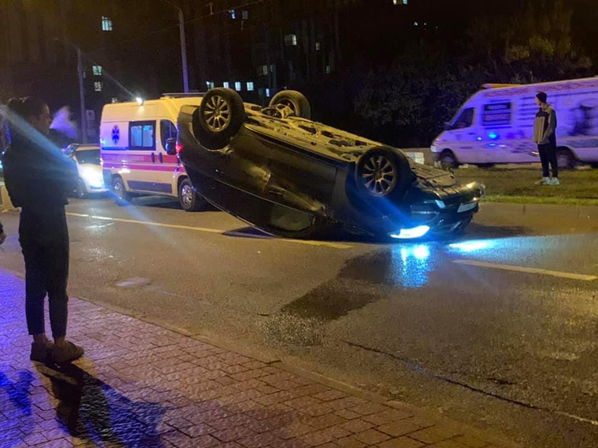 На Княгині Ольги перекинувся автомобіль, фото Варта-1