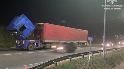 Поліція повідомила про небезпечну вантажівку поблизу Львова