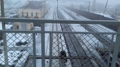 На Львівщині жінка намагалася покінчити життя самогубством стрибнувши з мосту на залізничну колію