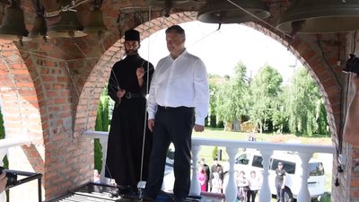 Порошенко у монастирі (ВІДЕО)