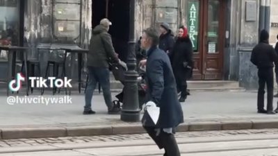 У центрі Львова прогулювався дивний чоловік