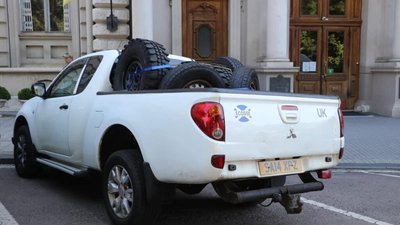 Британські аграрії передали 15 авто для українських військових