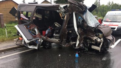 Дивом ніхто не загинув: на Львівщині мікроавтобус влетів у бензовоз (ФОТО)