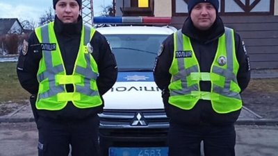 Львівські патрульні подбали про жінку, яка опинилася посеред траси у безпорадному стані