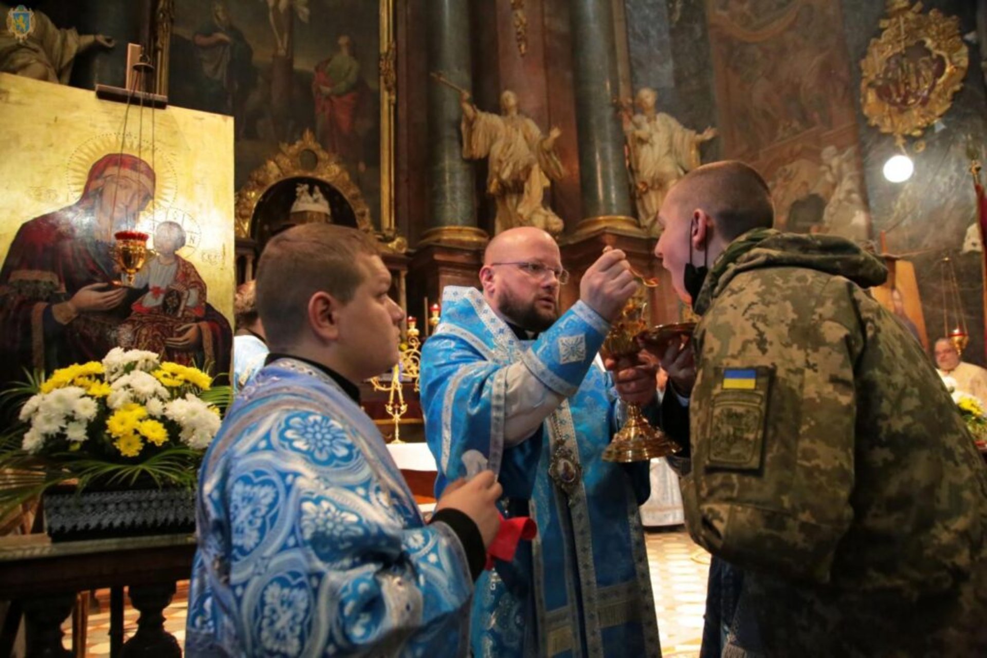 У Гарнізонному храмі помолились за військовослужбовців та погасили ювілейну марку