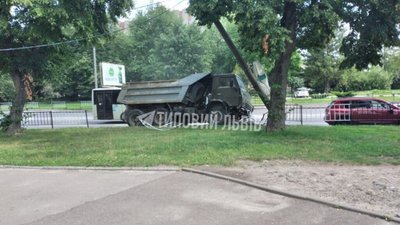 У Львові вантажівка влетіла у стовп (ФОТО)