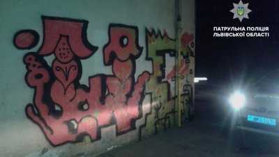 Вночі у Львові затримали хуліганів, які розмальовували фасади будинків
