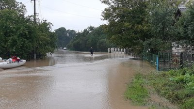 На Львівщині через негоду село опинилося у воді: рятувальники шукають людей (ФОТО)
