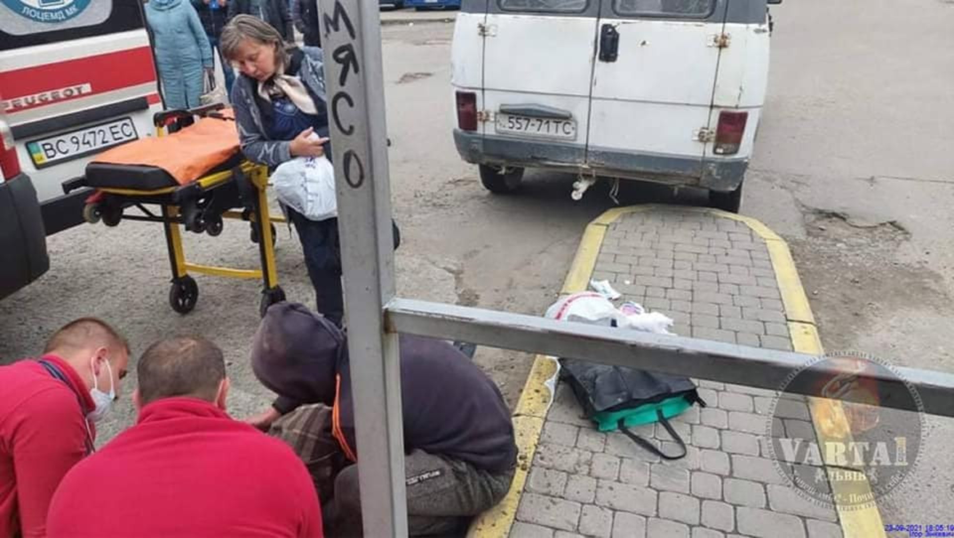 У Львові мікроавтобус збив жінку на зупинці