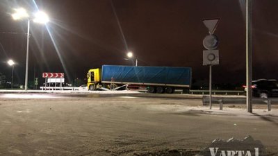 У Львові на об’їзній вантажівка протаранила відбійник (ФОТО)