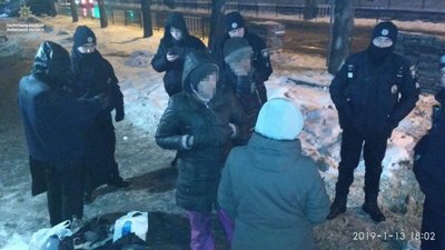 У Львові затримали групу «озброєних» кирками людей при крадіжці плитки з тротуару