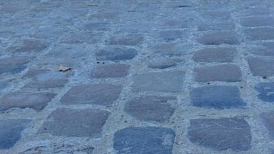 У Львові на вулиці Степана Бандери бруківку залили цементом (ФОТО)