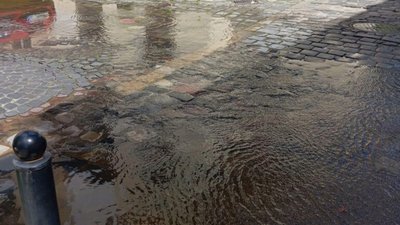 У Львові вода затопила вулицю (ФОТО)