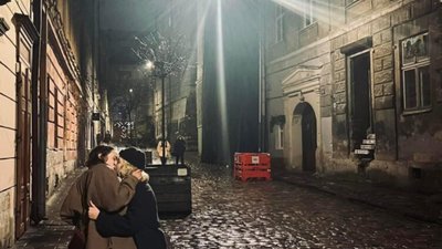 У центрі Львова поцілувались двоє дівчат (ФОТО)