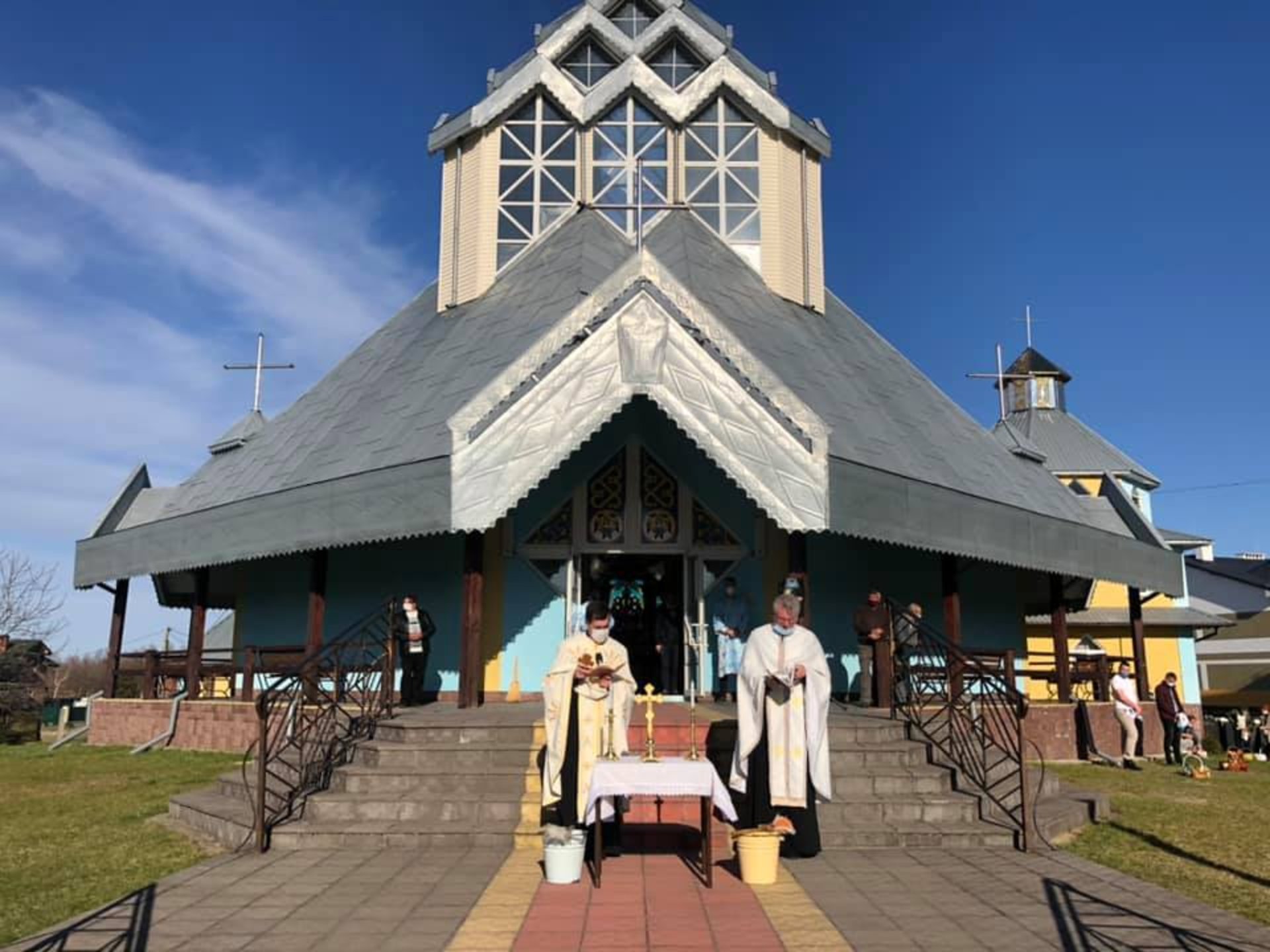 У Яворові освячують паску. Світлина: Церква Покрови Пресвятої Богородиці.